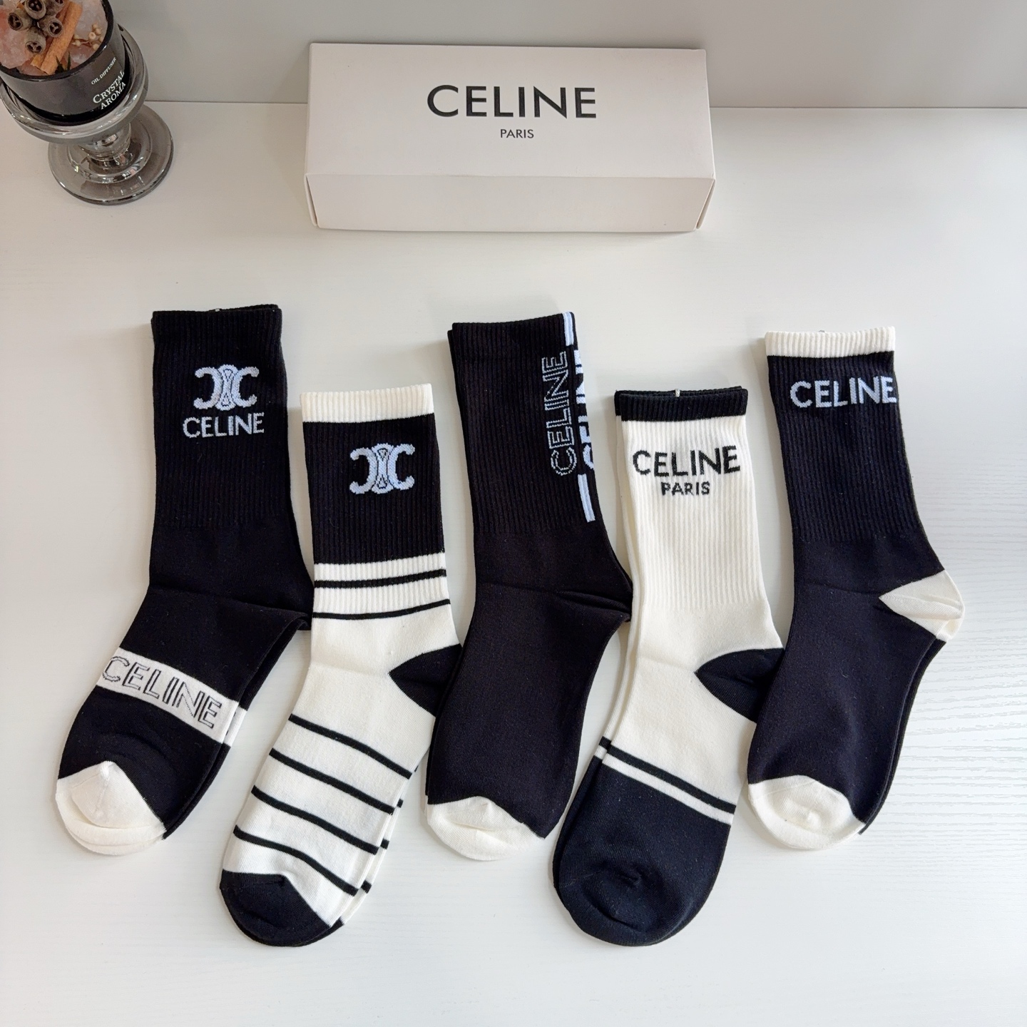 配包装（一盒5双）  CELINE 赛琳新款长筒袜子 经典字母logo 个性时尚百搭款，！超柔软材质，舒适透气，时尚百搭