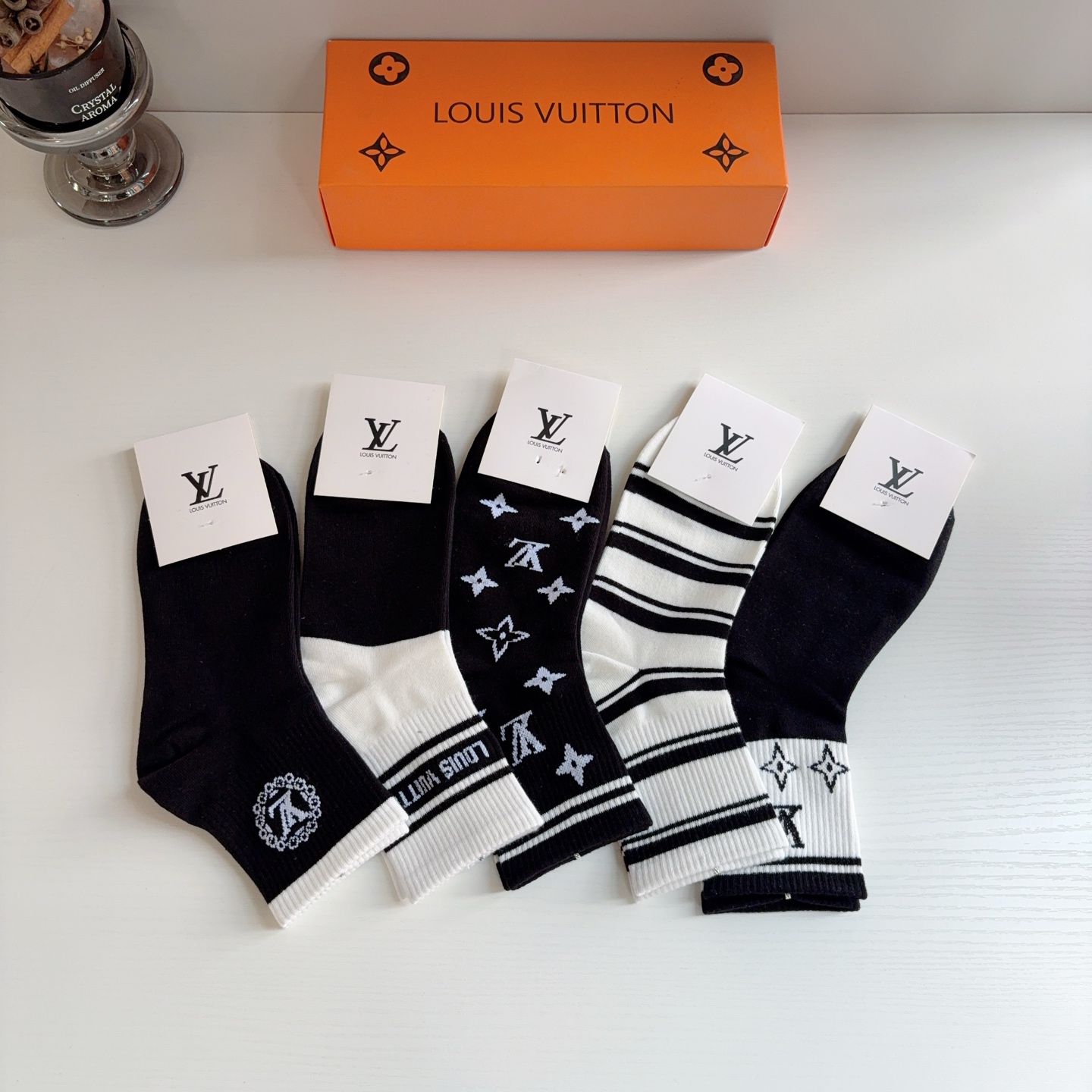 配包装（一盒5双）  🌟 LV 路易威登 超火中筒袜子，纯棉面料，潮人必备款，经典字母logo中筒袜，个性时尚百搭款，你