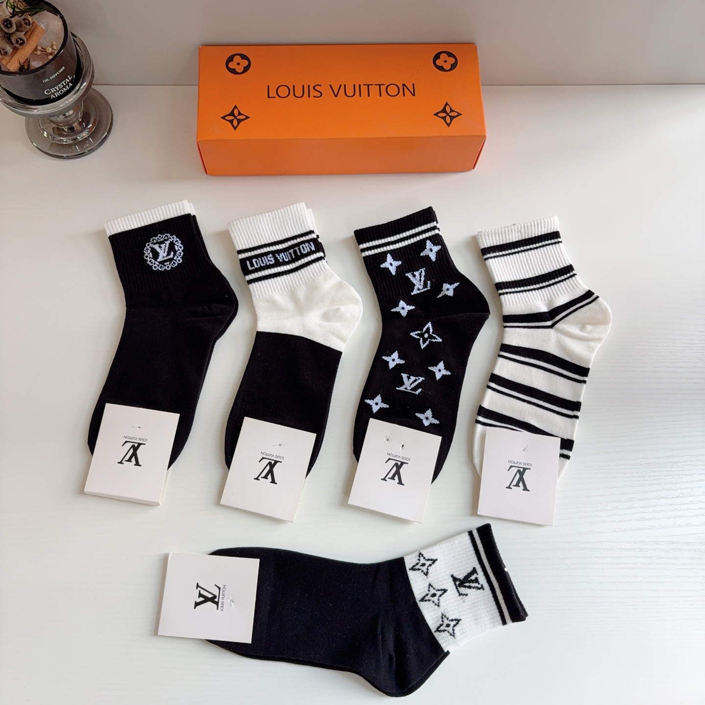 配包装（一盒5双）  🌟 LV 路易威登 超火中筒袜子，纯棉面料，潮人必备款，经典字母logo中筒袜，个性时尚百搭款，你