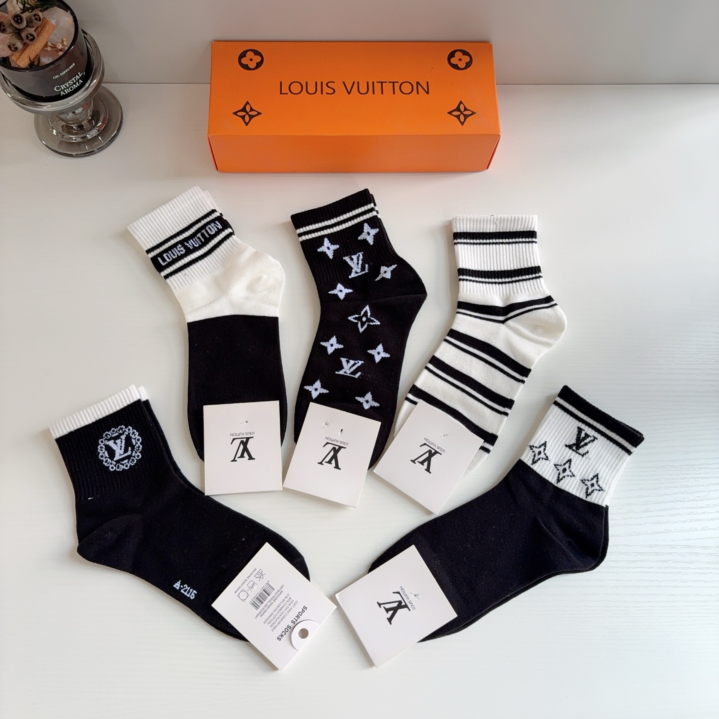 配包装（一盒5双）  🌟 LV 路易威登 超火中筒袜子，纯棉面料，潮人必备款，经典字母logo中筒袜，个性时尚百搭款，你