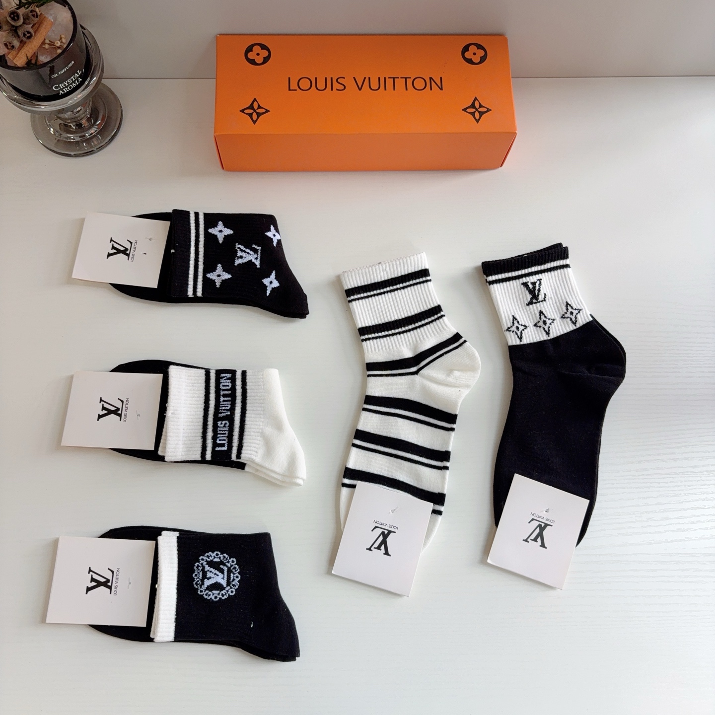 配包装（一盒5双）  🌟 LV 路易威登 超火中筒袜子，纯棉面料，潮人必备款，经典字母logo中筒袜，个性时尚百搭款，你