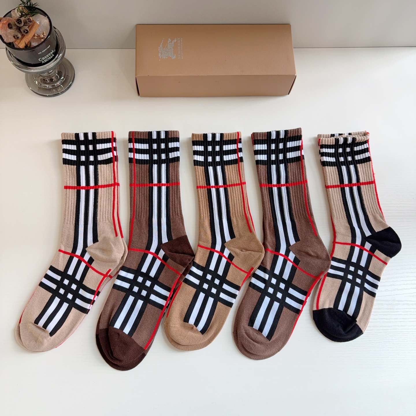 配包装（一盒5双） 🌟Burberry 巴宝莉 新款男女通用长筒袜子，纯棉面料，经典款搭配潮流配色，个性时尚百搭款