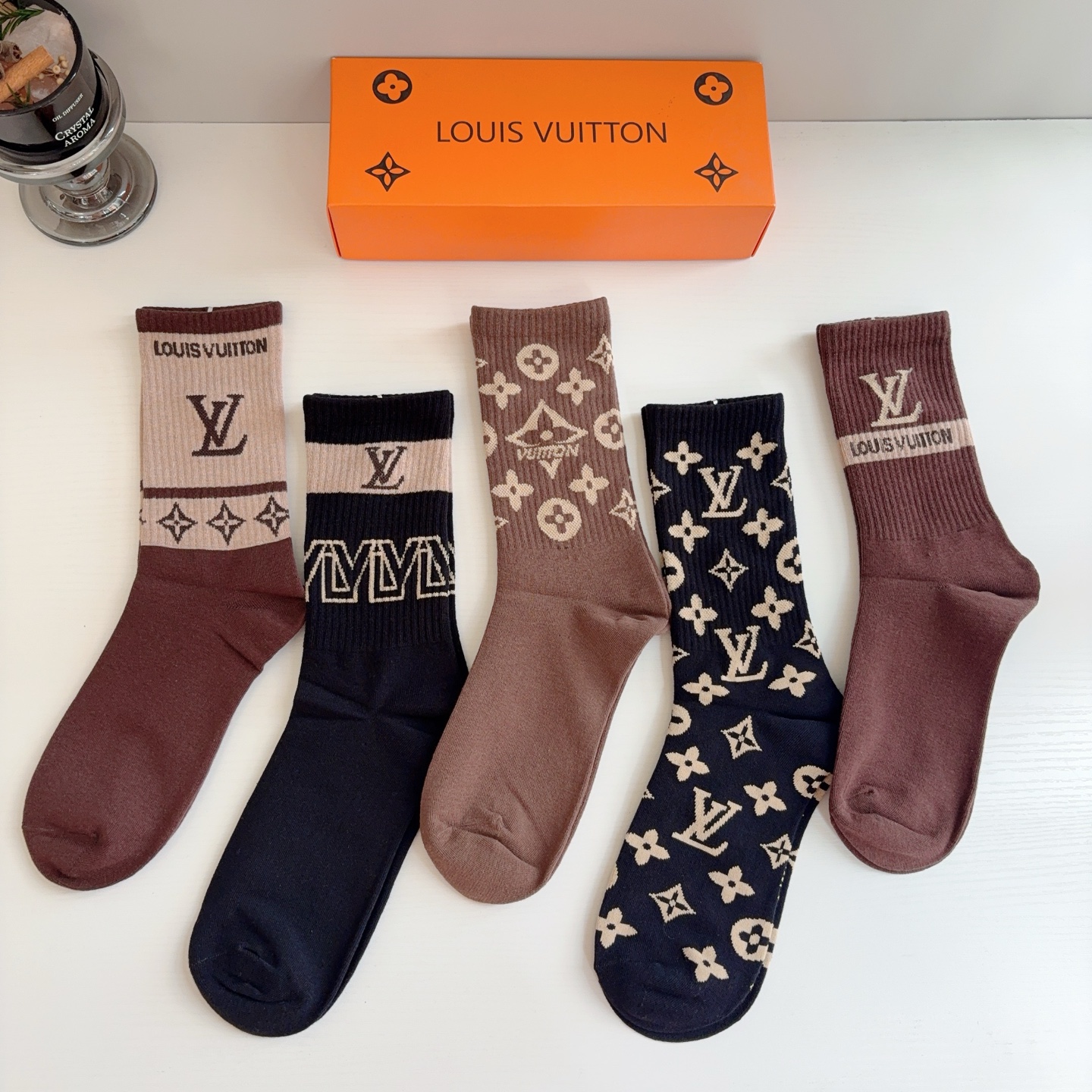 配包装（一盒5双）  🌟 LV 路易威登 新款男女款长筒袜子，经典字母logo长筒袜，个性时尚百搭款！