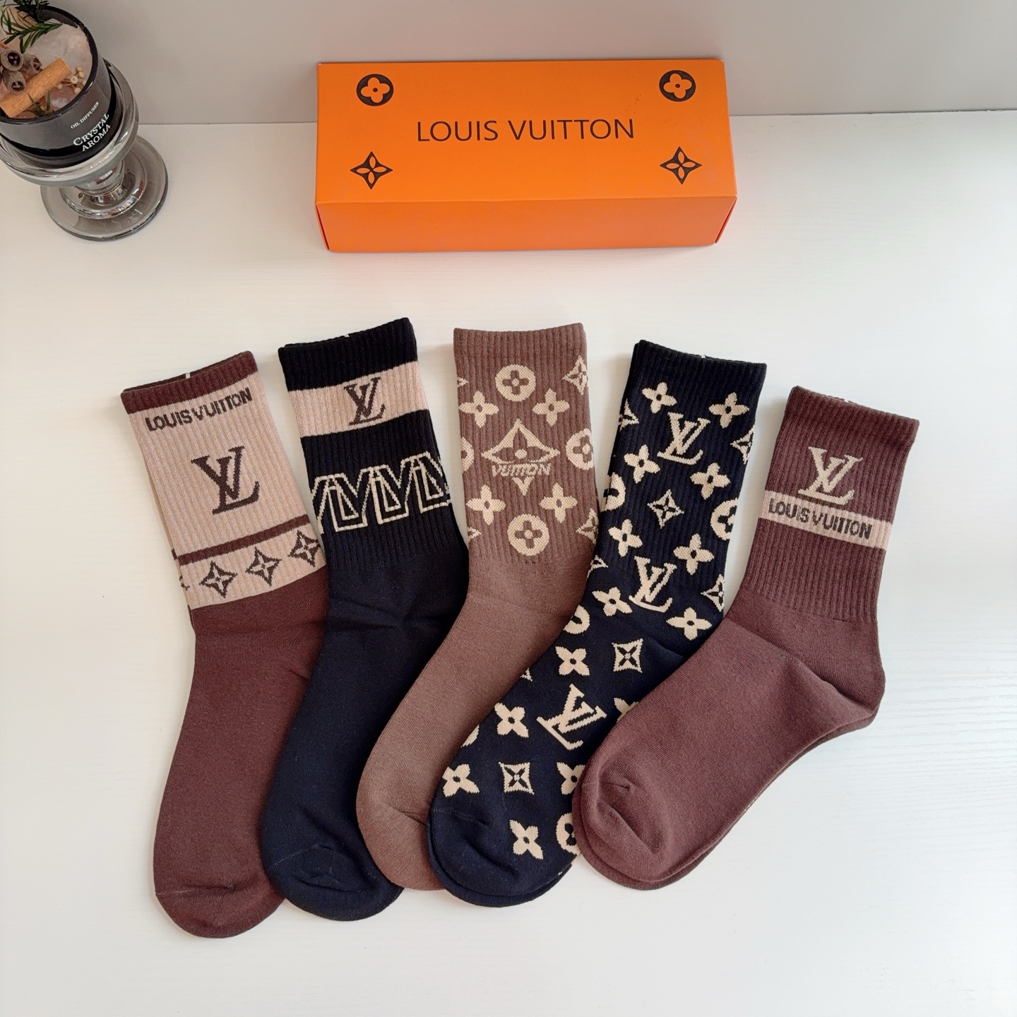 配包装（一盒5双）  🌟 LV 路易威登 新款男女款长筒袜子，经典字母logo长筒袜，个性时尚百搭款！