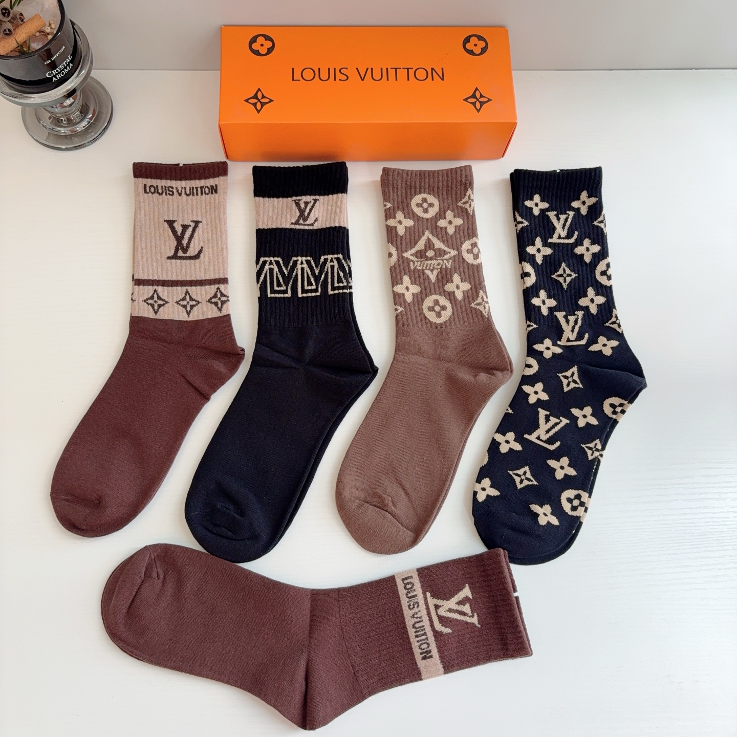 配包装（一盒5双）  🌟 LV 路易威登 新款男女款长筒袜子，经典字母logo长筒袜，个性时尚百搭款！