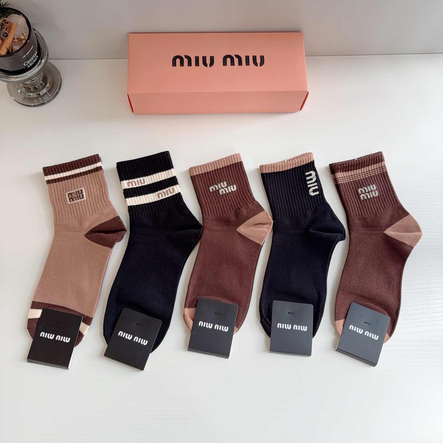配包装（一盒5双）  miumiu （缪缪）新款中筒男款袜子，纯棉面料，潮人必备 ，经典字母 个性时尚百搭款，你值得拥有