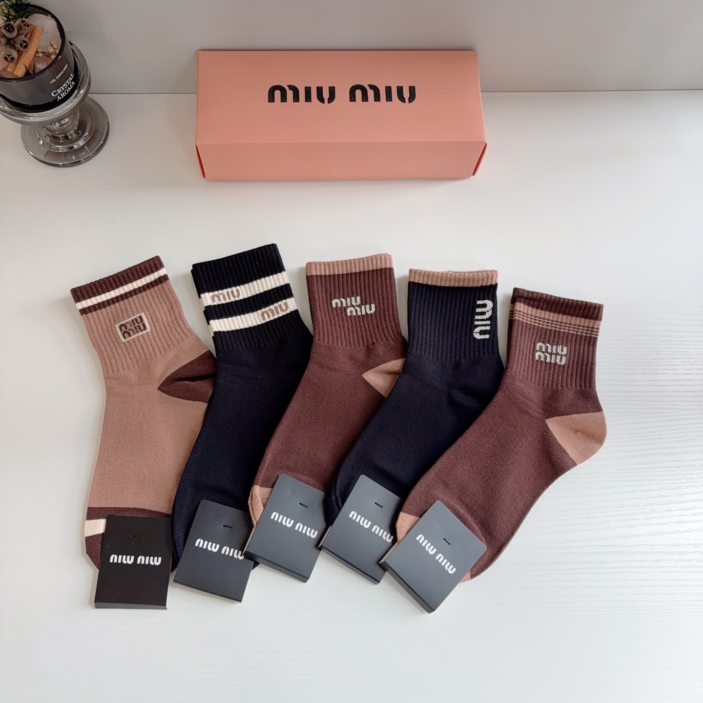 配包装(一盒5双) miumiu (缪缪)新款中筒男款袜子,纯棉面料,潮人必备 ,经典字母 个性时尚百搭款,你值得拥有 配包装(一盒5双) miumiu (缪缪)新款中筒男款袜子,纯棉面料,潮人必备 ,经典字母 个性时尚百搭款,你值得拥有