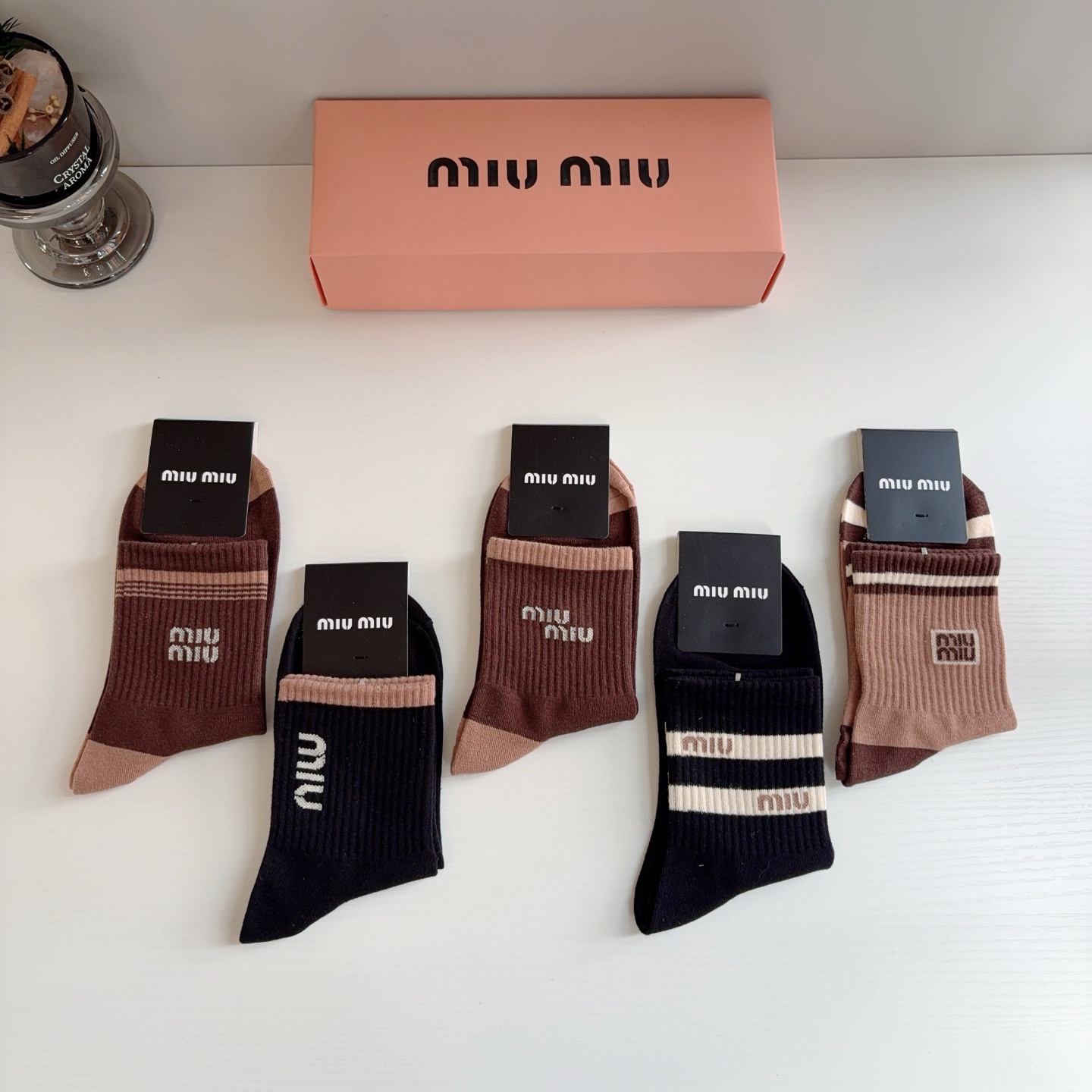 配包装（一盒5双）  miumiu （缪缪）新款中筒男款袜子，纯棉面料，潮人必备 ，经典字母 个性时尚百搭款，你值得拥有