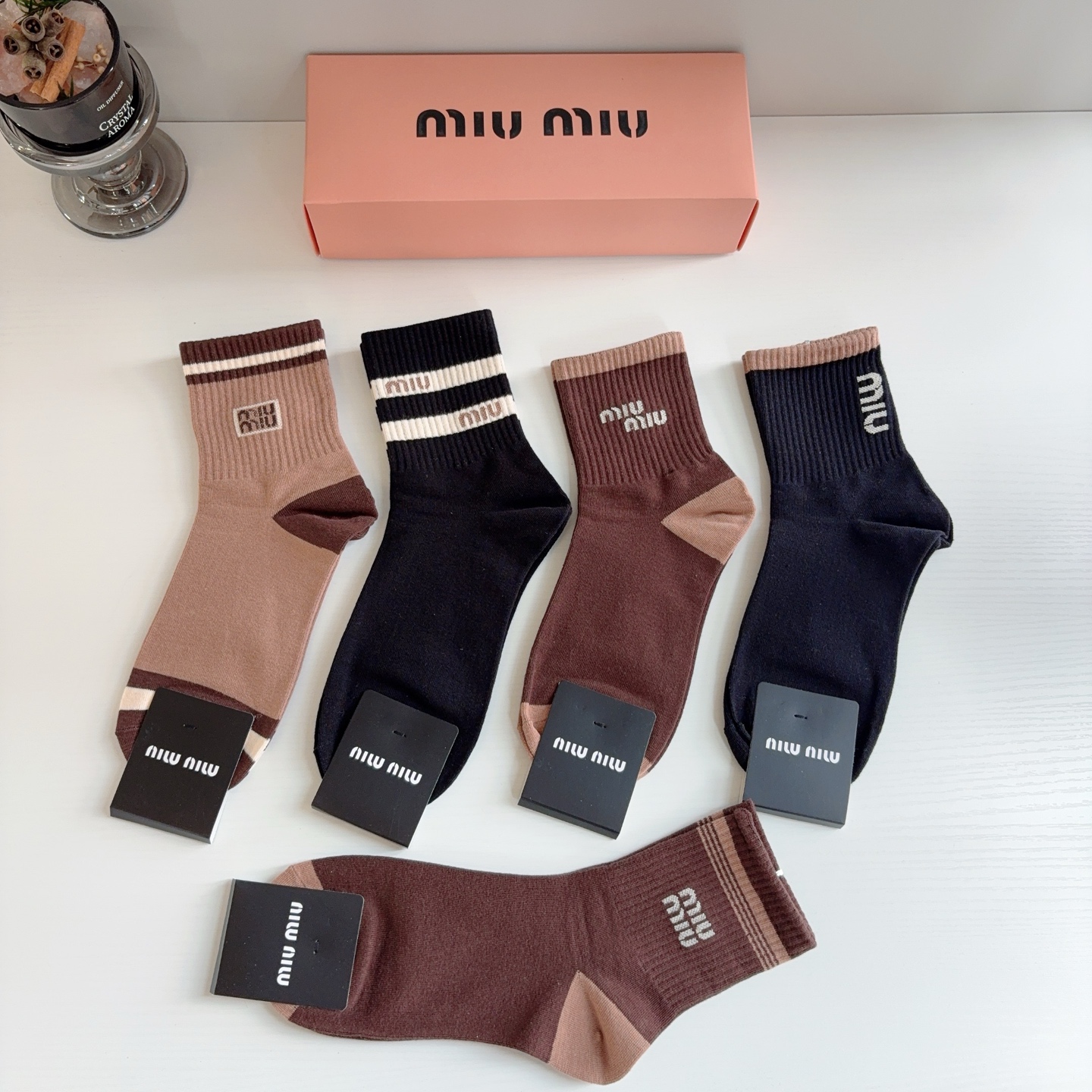 配包装（一盒5双）  miumiu （缪缪）新款中筒男款袜子，纯棉面料，潮人必备 ，经典字母 个性时尚百搭款，你值得拥有