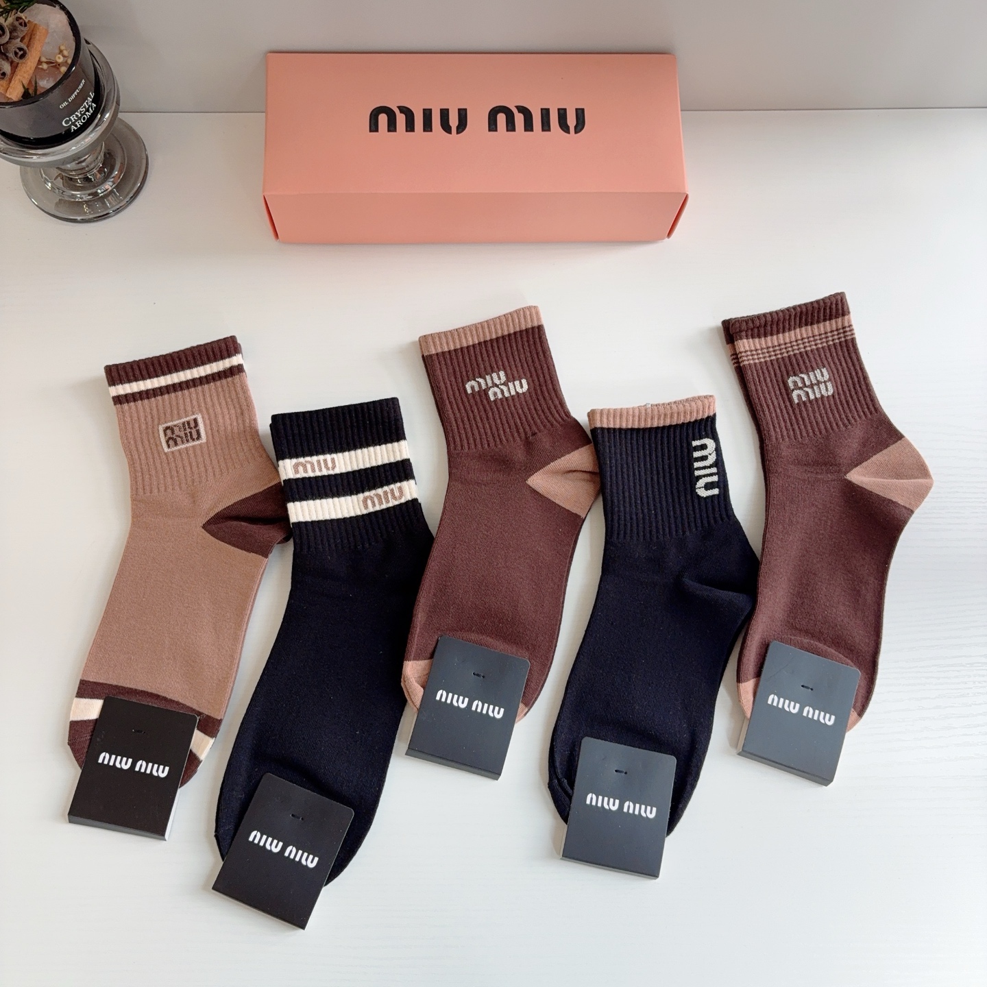 配包装（一盒5双）  miumiu （缪缪）新款中筒男款袜子，纯棉面料，潮人必备 ，经典字母 个性时尚百搭款，你值得拥有