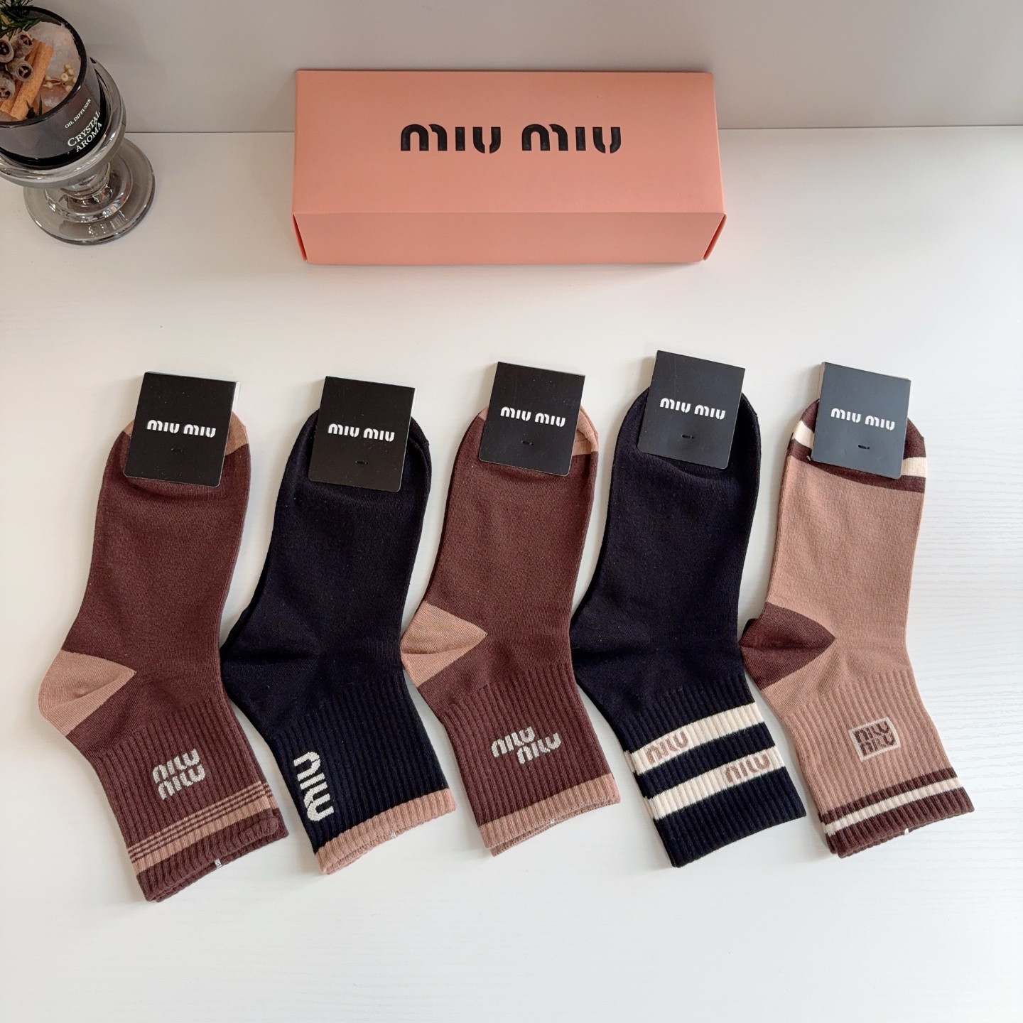 配包装（一盒5双）  miumiu （缪缪）新款中筒男款袜子，纯棉面料，潮人必备 ，经典字母 个性时尚百搭款，你值得拥有
