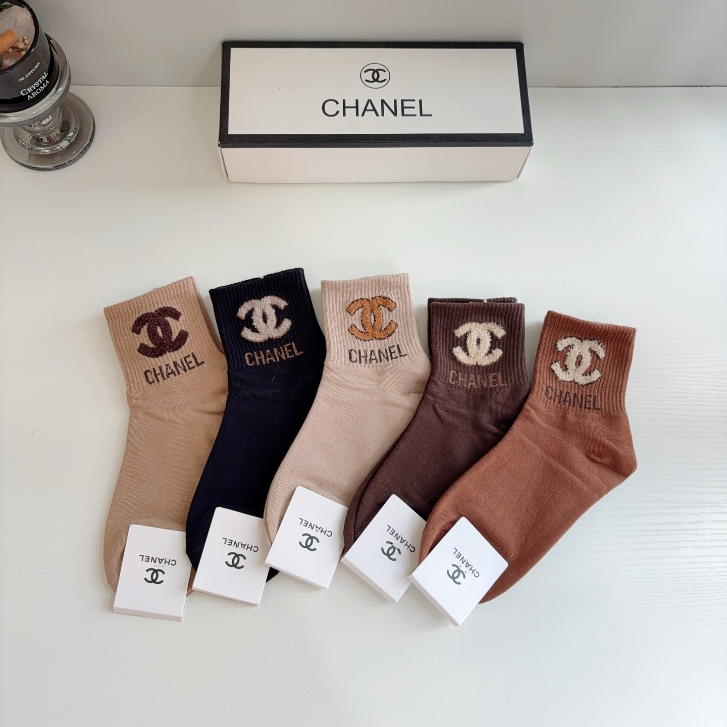 配包装(一盒5双) CHANEL 香奈儿经典袜子❗️纯棉材质柔软,经典双C图案logo,专柜同步中筒袜子❗️大牌出街! 配包装(一盒5双) CHANEL 香奈儿经典袜子❗️纯棉材质柔软,经典双C图案logo,专柜同步中筒袜子❗️大牌出街!