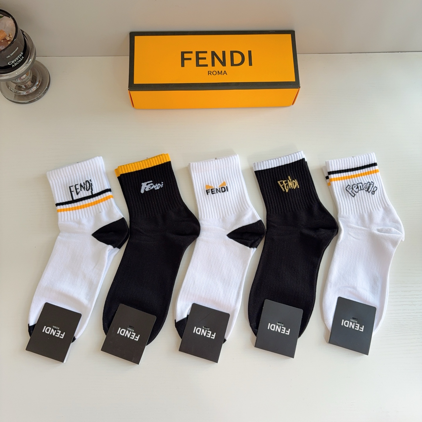 配包装（一盒5双）  FENDI 芬迪 新款中筒男款袜子，纯棉面料，潮人必备 ，经典双F，个性时尚百搭款，你值得拥有哦💗
