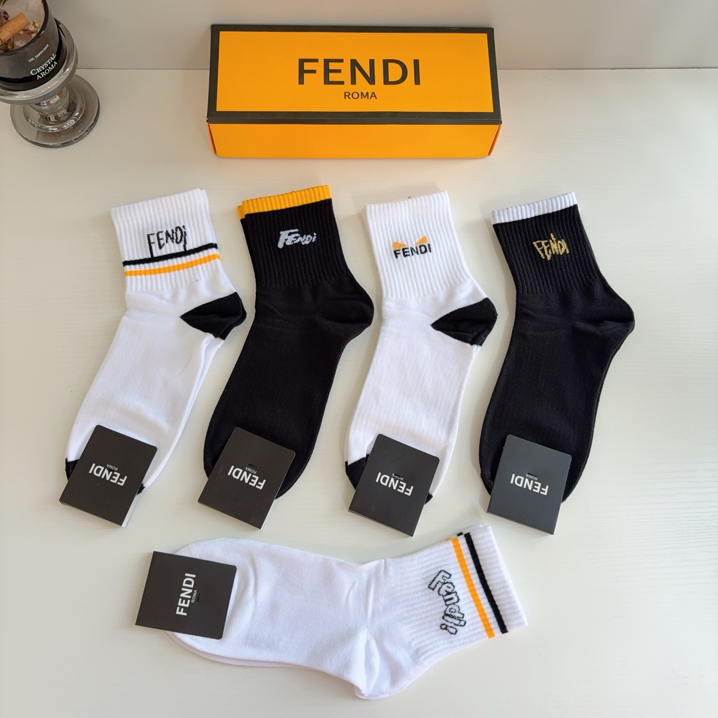 配包装（一盒5双）  FENDI 芬迪 新款中筒男款袜子，纯棉面料，潮人必备 ，经典双F，个性时尚百搭款，你值得拥有哦💗