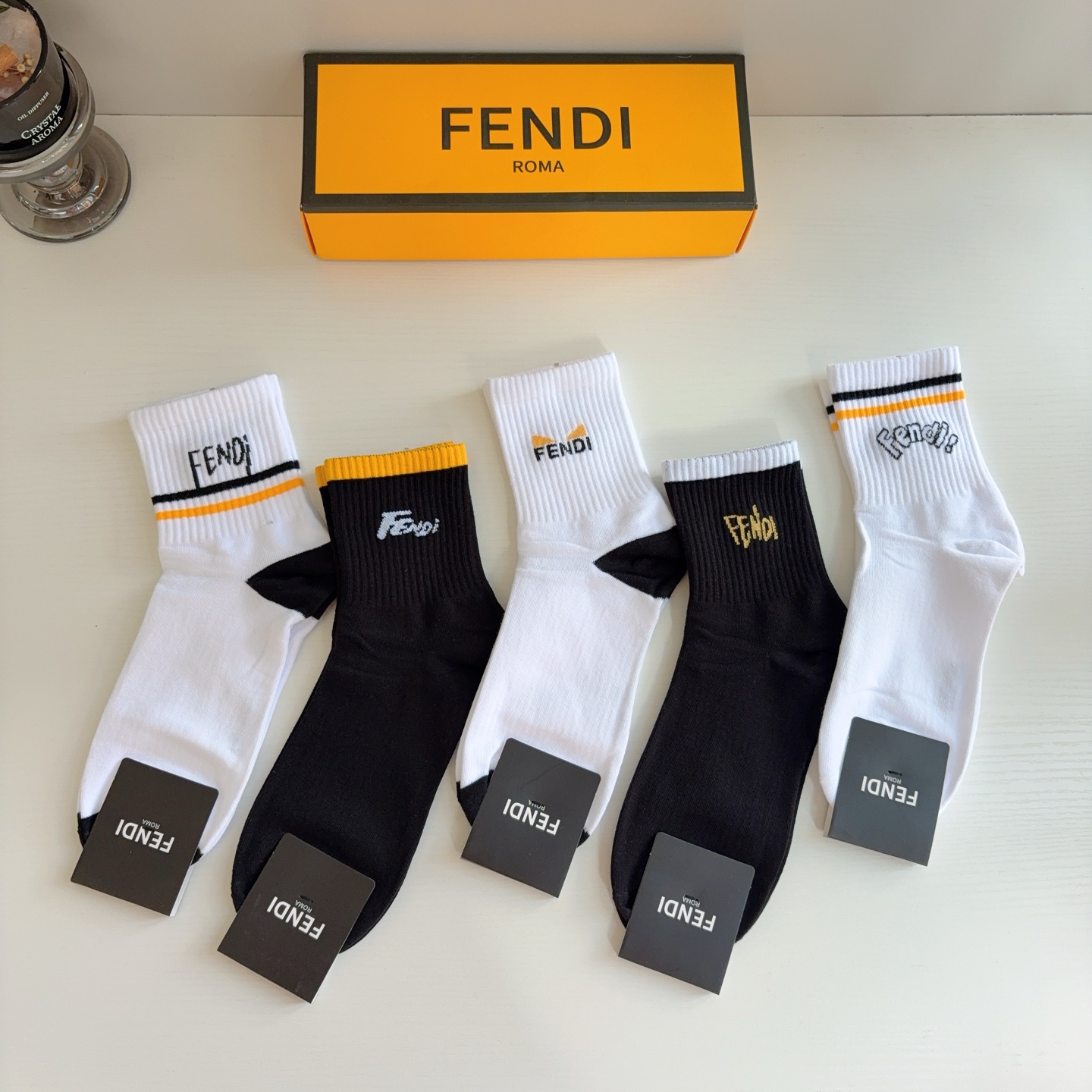 配包装（一盒5双）  FENDI 芬迪 新款中筒男款袜子，纯棉面料，潮人必备 ，经典双F，个性时尚百搭款，你值得拥有哦💗