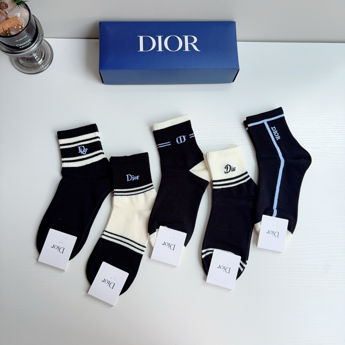 配包装（一盒5双） Dior 迪奥 新款字母中筒袜子！新款字母专柜同步中筒袜，💛大牌出街，潮人必备🔥超好搭