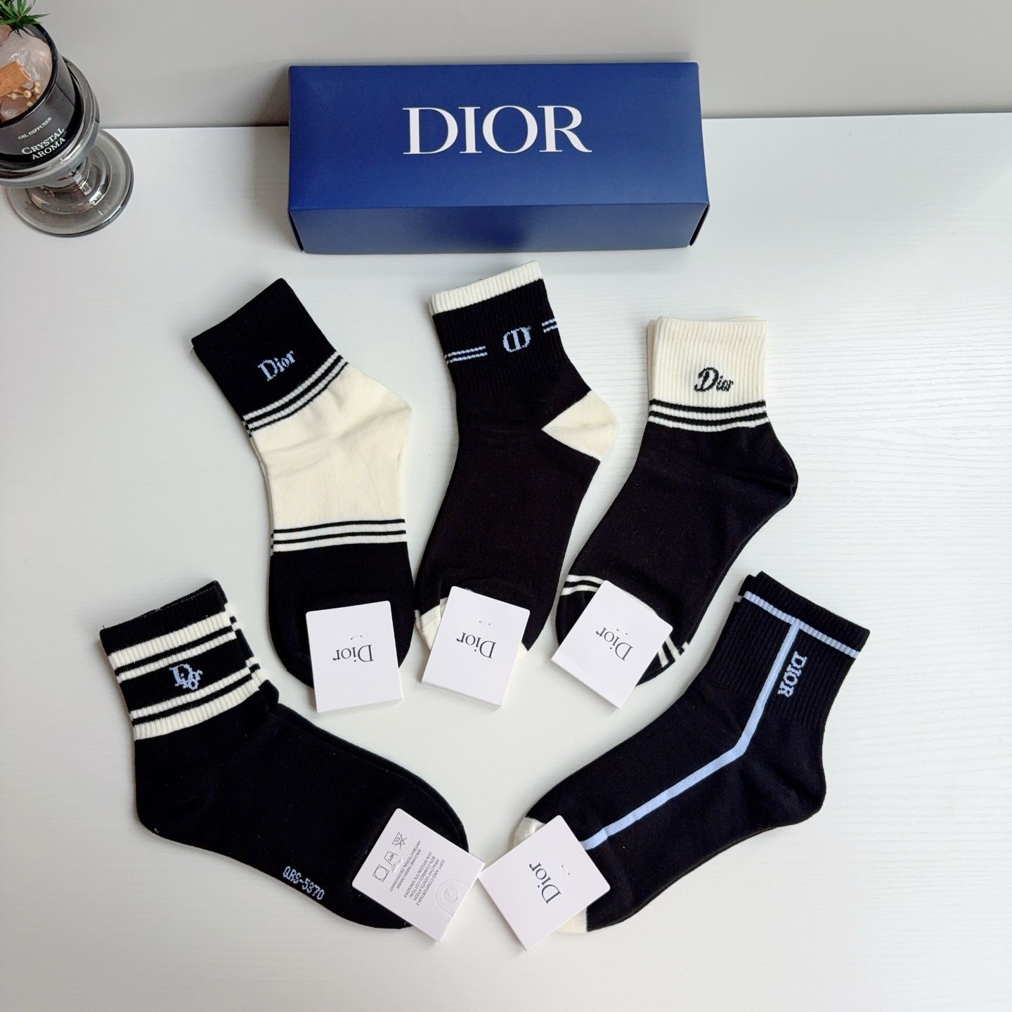 配包装（一盒5双） Dior 迪奥 新款字母中筒袜子！新款字母专柜同步中筒袜，💛大牌出街，潮人必备🔥超好搭