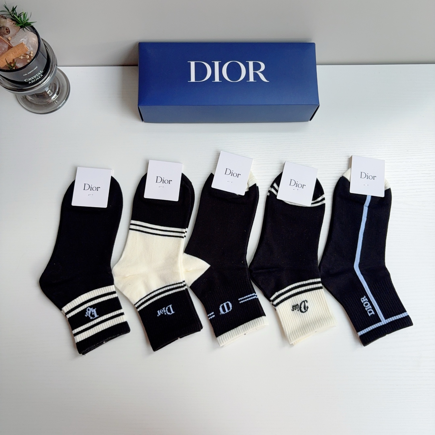 配包装（一盒5双） Dior 迪奥 新款字母中筒袜子！新款字母专柜同步中筒袜，💛大牌出街，潮人必备🔥超好搭