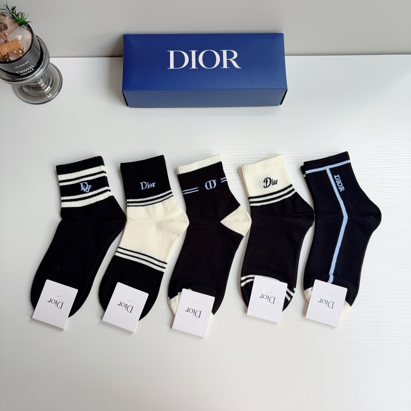 配包装（一盒5双） Dior 迪奥 新款字母中筒袜子！新款字母专柜同步中筒袜，💛大牌出街，潮人必备🔥超好搭