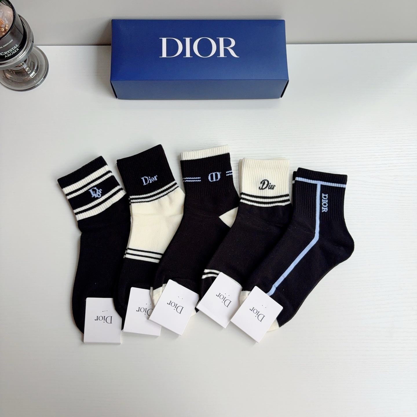 配包装(一盒5双) Dior 迪奥 新款字母中筒袜子!新款字母专柜同步中筒袜,💛大牌出街,潮人必备🔥超好搭 配包装(一盒5双) Dior 迪奥 新款字母中筒袜子!新款字母专柜同步中筒袜,💛大牌出街,潮人必备🔥超好搭