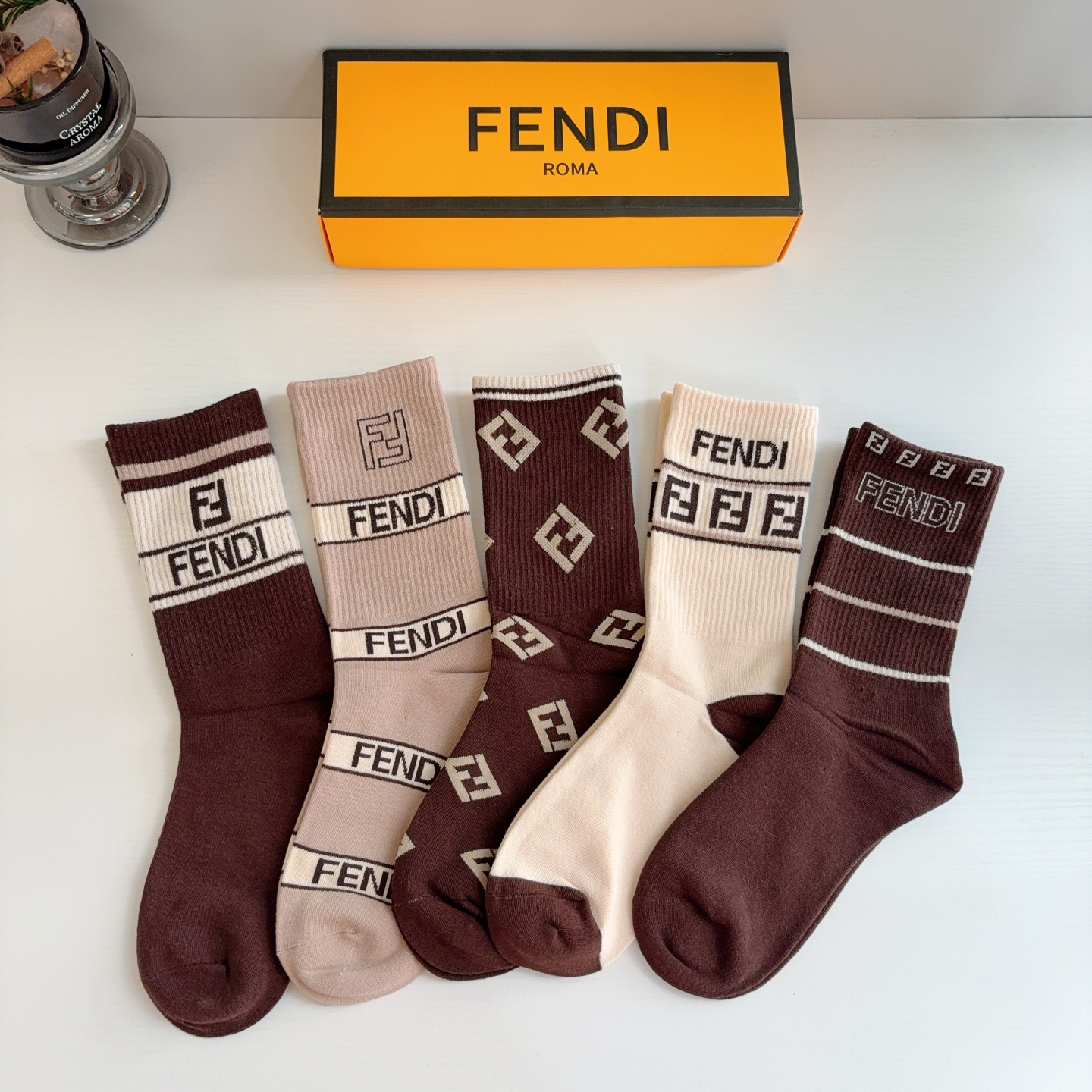 配包装【一盒5双】 FENDI(芬迪)新款男女款高端长筒袜子❗爆款双F系列超火小单品,大牌出街,潮人必备🔥超级百搭! 配包装【一盒5双】 FENDI(芬迪)新款男女款高端长筒袜子❗爆款双F系列超火小单品,大牌出街,潮人必备🔥超级百搭!