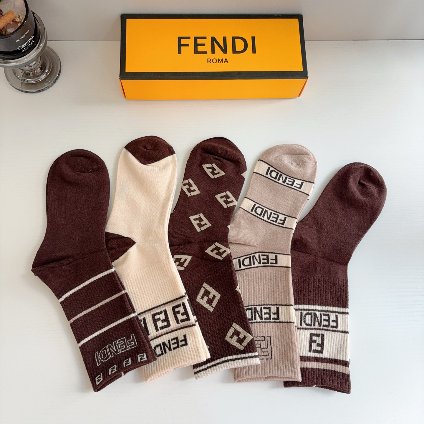 配包装【一盒5双】  FENDI（芬迪）新款男女款高端长筒袜子❗爆款双F系列超火小单品，大牌出街，潮人必备🔥超级百搭！