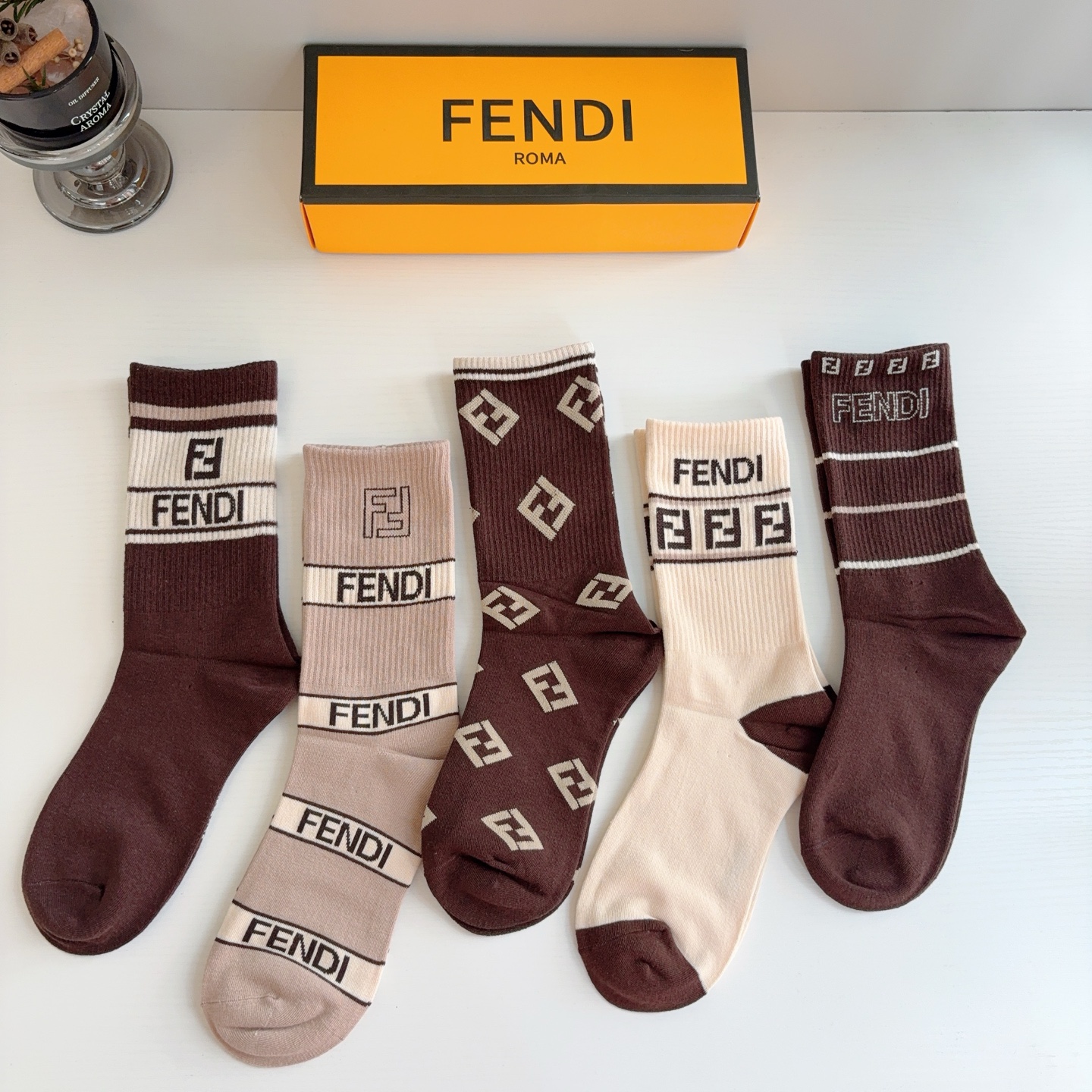 配包装【一盒5双】  FENDI（芬迪）新款男女款高端长筒袜子❗爆款双F系列超火小单品，大牌出街，潮人必备🔥超级百搭！