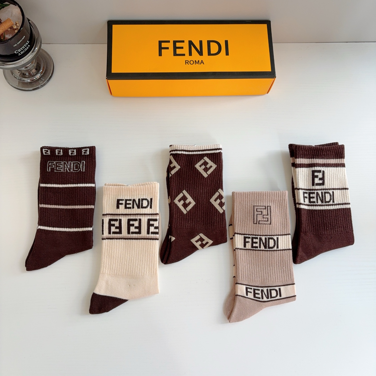 配包装【一盒5双】  FENDI（芬迪）新款男女款高端长筒袜子❗爆款双F系列超火小单品，大牌出街，潮人必备🔥超级百搭！