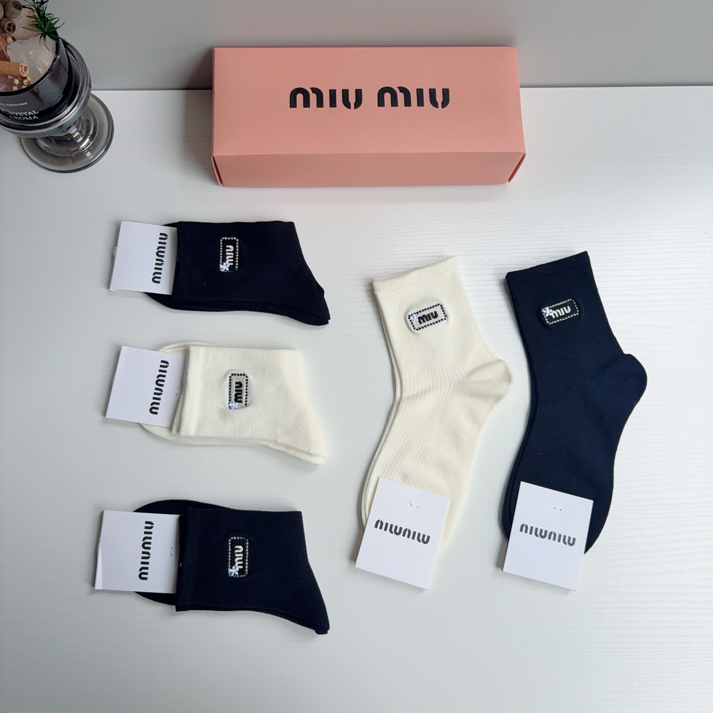 配包装【一盒5双】 miumiu · 缪缪 高品质刺绣中筒袜子❗️ins明星网红推荐❗️轻薄柔软透气，四季通用，欧美大牌