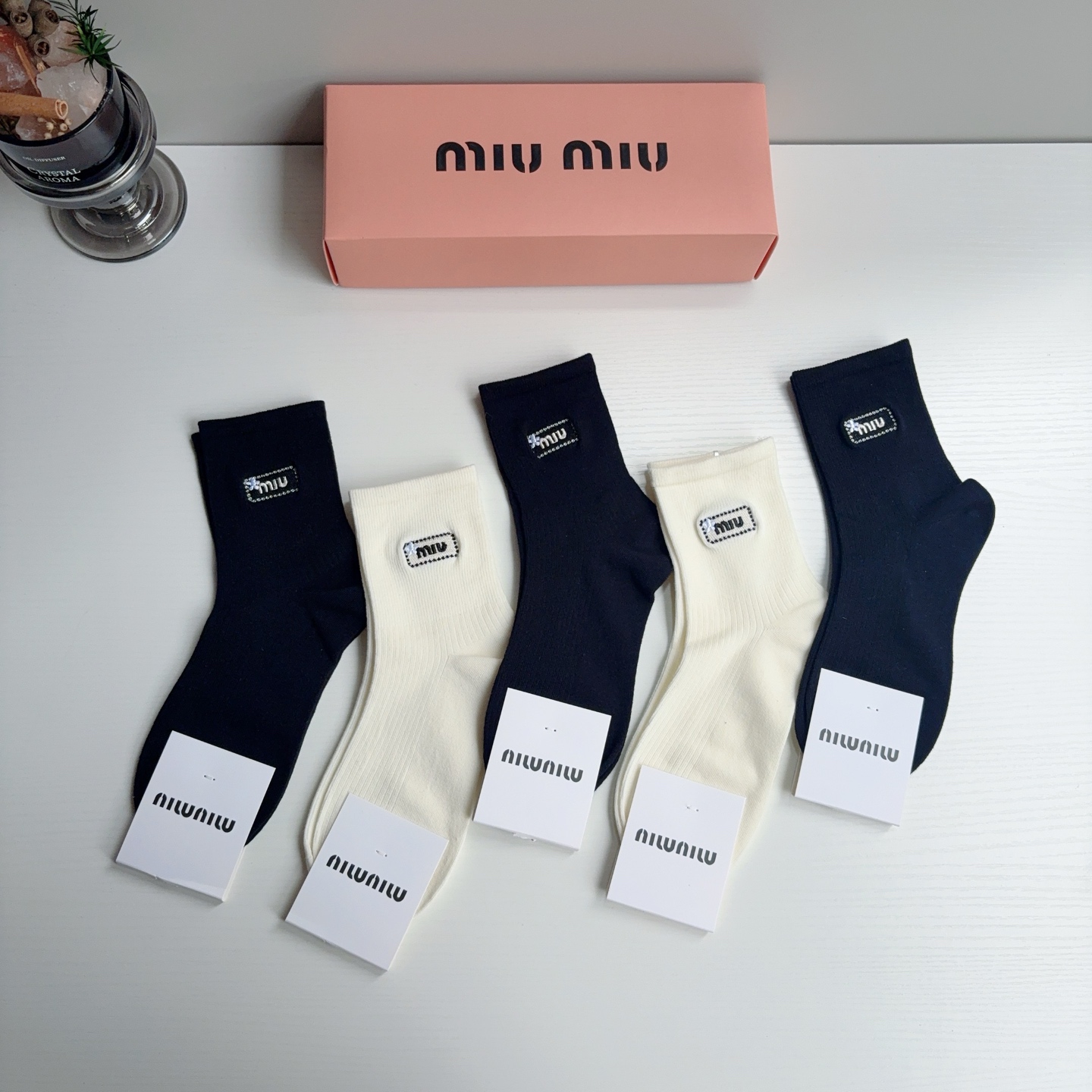 配包装【一盒5双】 miumiu · 缪缪 高品质刺绣中筒袜子❗️ins明星网红推荐❗️轻薄柔软透气，四季通用，欧美大牌