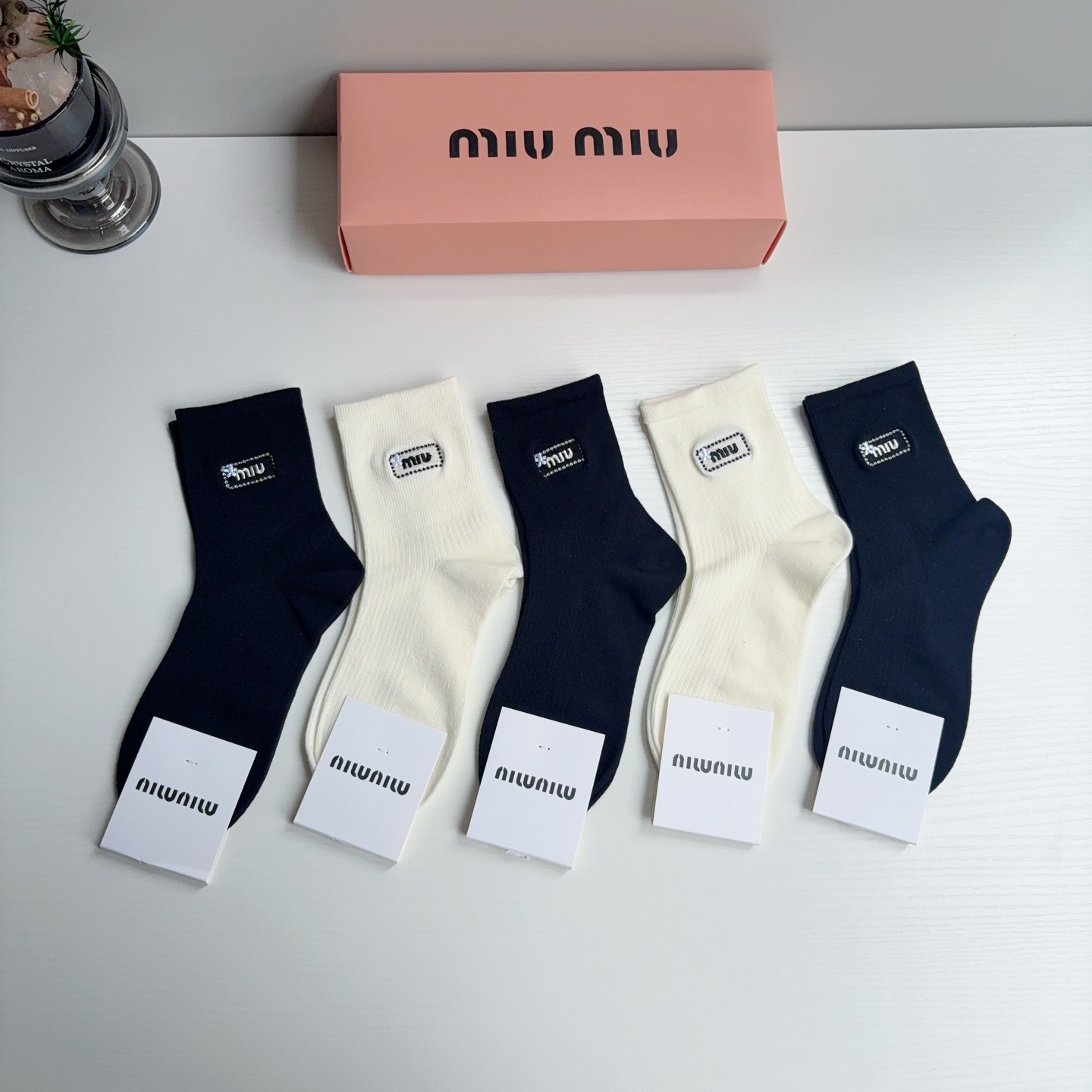 配包装【一盒5双】 miumiu · 缪缪 高品质刺绣中筒袜子❗️ins明星网红推荐❗️轻薄柔软透气，四季通用，欧美大牌