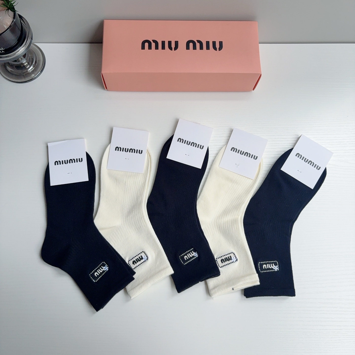 配包装【一盒5双】 miumiu · 缪缪 高品质刺绣中筒袜子❗️ins明星网红推荐❗️轻薄柔软透气，四季通用，欧美大牌