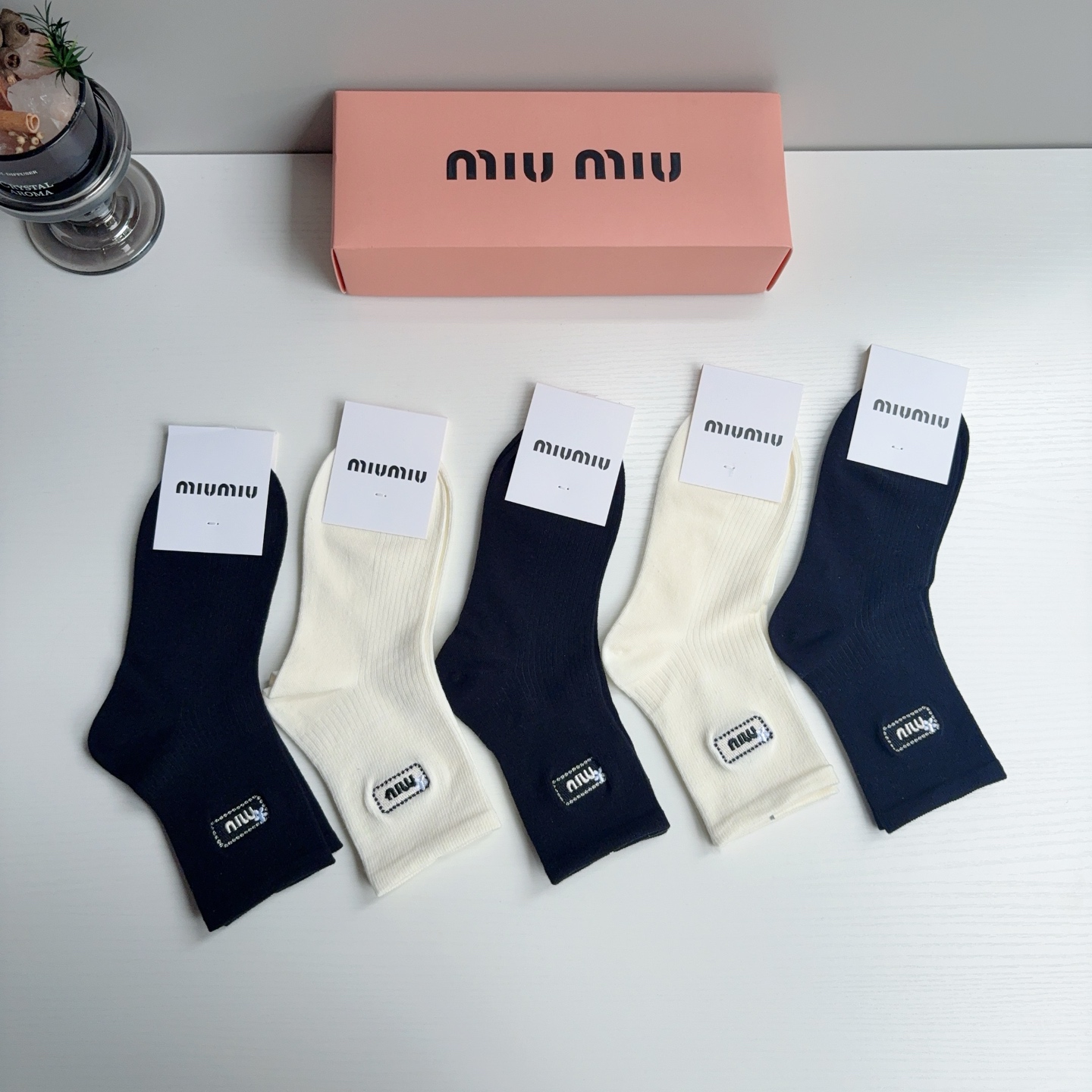 配包装【一盒5双】 miumiu · 缪缪 高品质刺绣中筒袜子❗️ins明星网红推荐❗️轻薄柔软透气，四季通用，欧美大牌