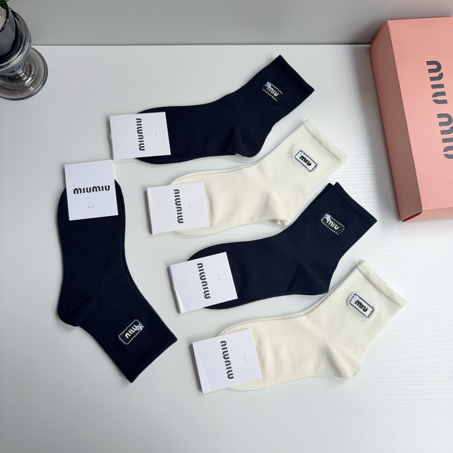 配包装【一盒5双】 miumiu · 缪缪 高品质刺绣中筒袜子❗️ins明星网红推荐❗️轻薄柔软透气，四季通用，欧美大牌