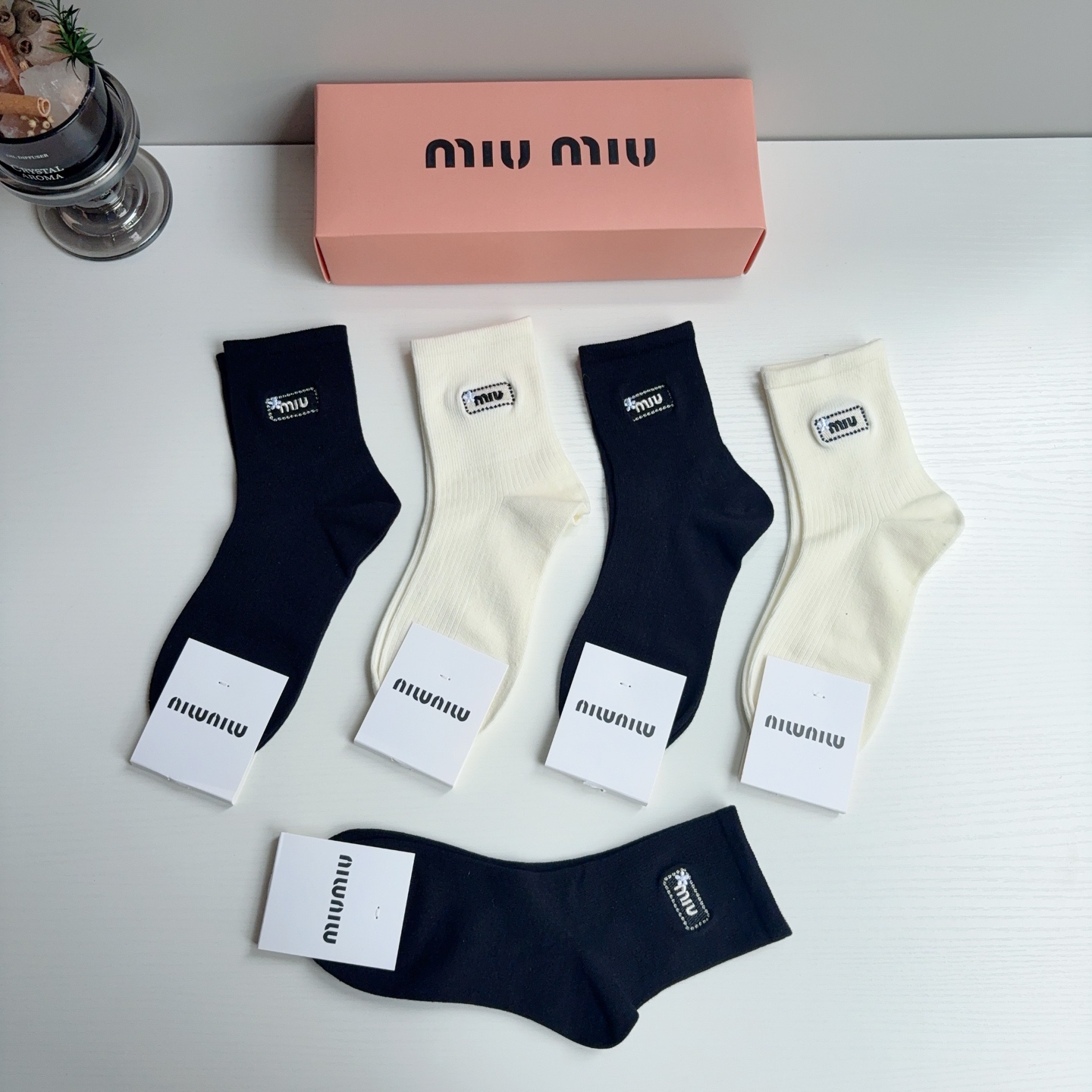 配包装【一盒5双】 miumiu · 缪缪 高品质刺绣中筒袜子❗️ins明星网红推荐❗️轻薄柔软透气，四季通用，欧美大牌