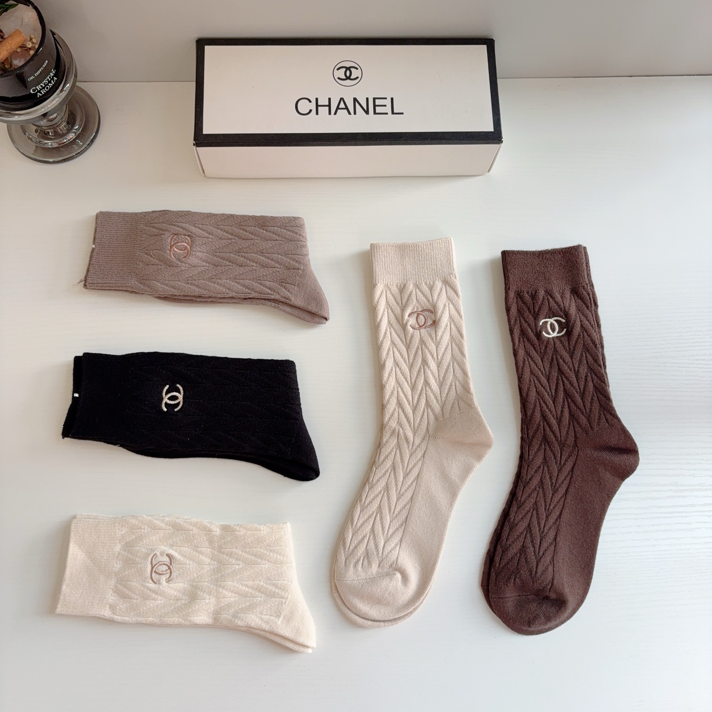 配包装（一盒5双） CHANEL 香奈儿新款长筒刺绣纯棉面料，专柜同步长筒袜子，💛大牌出街，潮人必备🔥超好搭配！