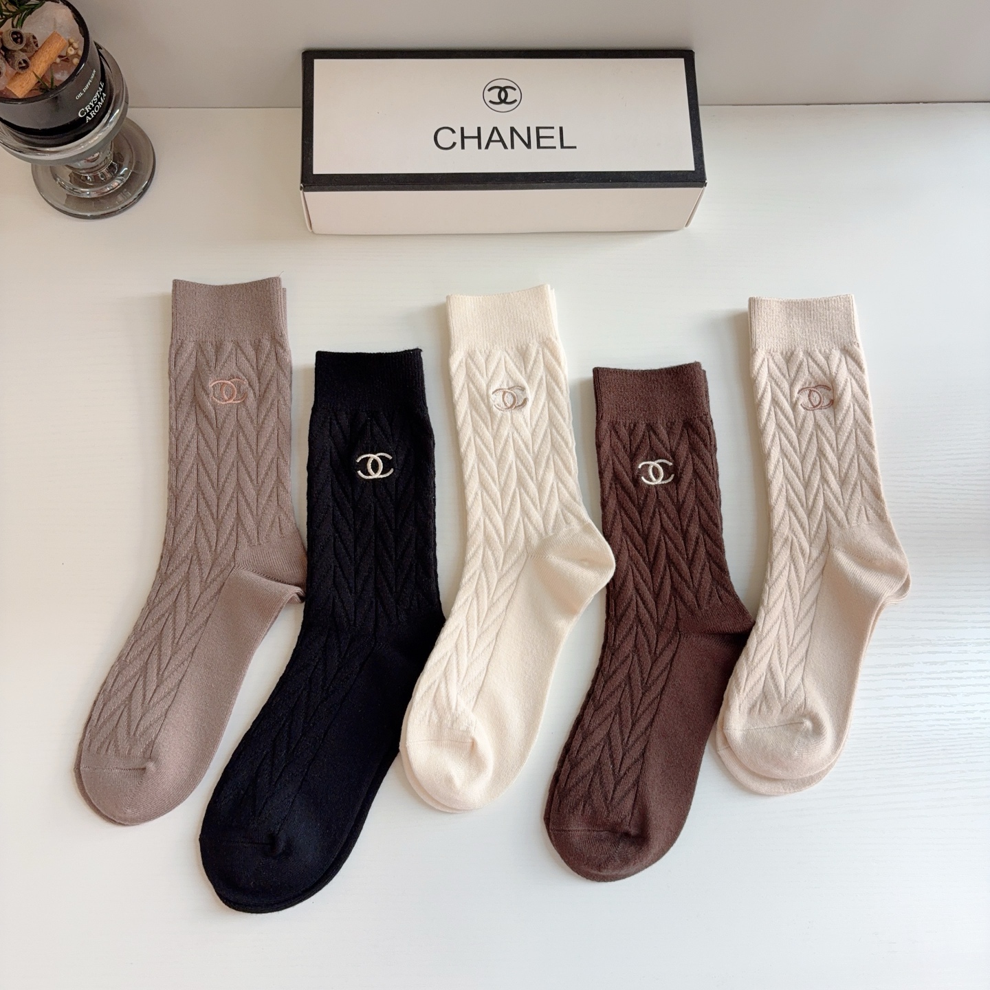 配包装（一盒5双） CHANEL 香奈儿新款长筒刺绣纯棉面料，专柜同步长筒袜子，💛大牌出街，潮人必备🔥超好搭配！