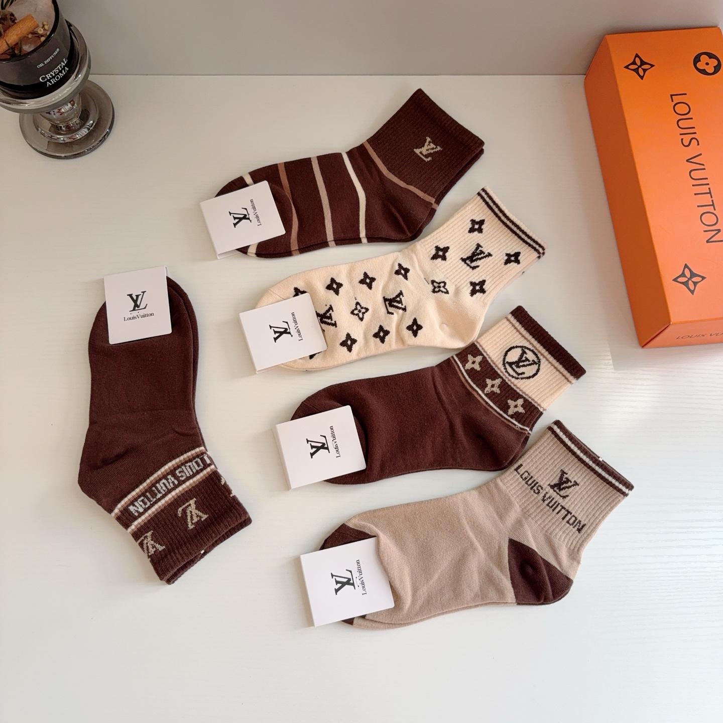 配包装（一盒5双）  🌟 LV 路易威登 超火爆小单品，纯棉面料中筒袜子，潮人必备 爆款，经典字母logo中筒袜，个性时