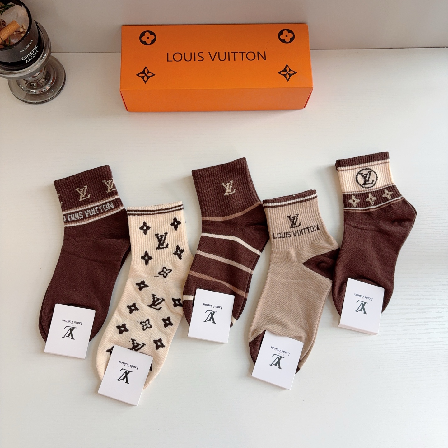 配包装（一盒5双）  🌟 LV 路易威登 超火爆小单品，纯棉面料中筒袜子，潮人必备 爆款，经典字母logo中筒袜，个性时