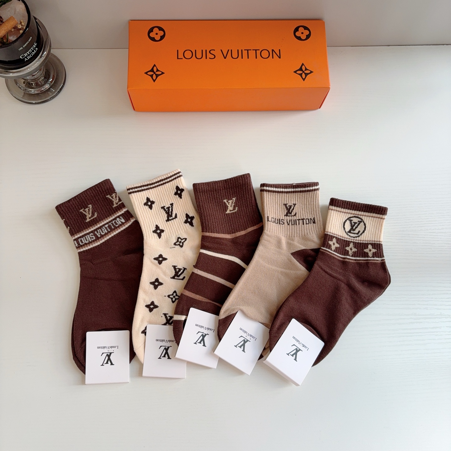 配包装(一盒5双) 🌟 LV 路易威登 超火爆小单品,纯棉面料中筒袜子,潮人必备 爆款,经典字母logo中筒袜,个性时 配包装(一盒5双) 🌟 LV 路易威登 超火爆小单品,纯棉面料中筒袜子,潮人必备 爆款,经典字母logo中筒袜,个性时