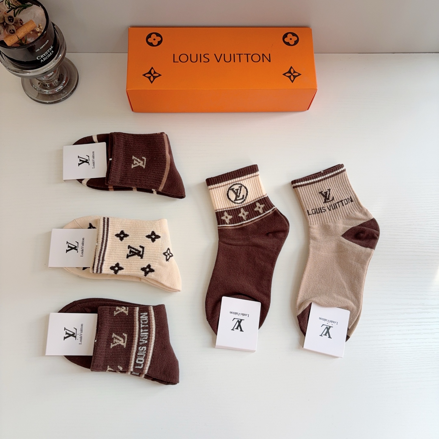 配包装（一盒5双）  🌟 LV 路易威登 超火爆小单品，纯棉面料中筒袜子，潮人必备 爆款，经典字母logo中筒袜，个性时