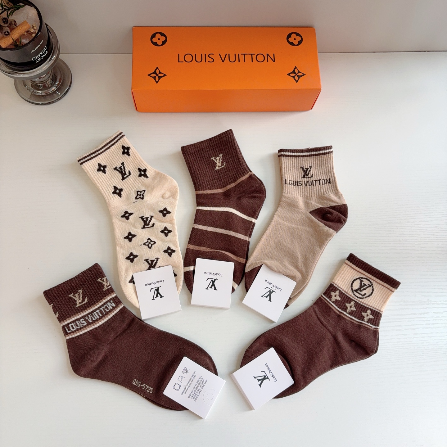 配包装（一盒5双）  🌟 LV 路易威登 超火爆小单品，纯棉面料中筒袜子，潮人必备 爆款，经典字母logo中筒袜，个性时