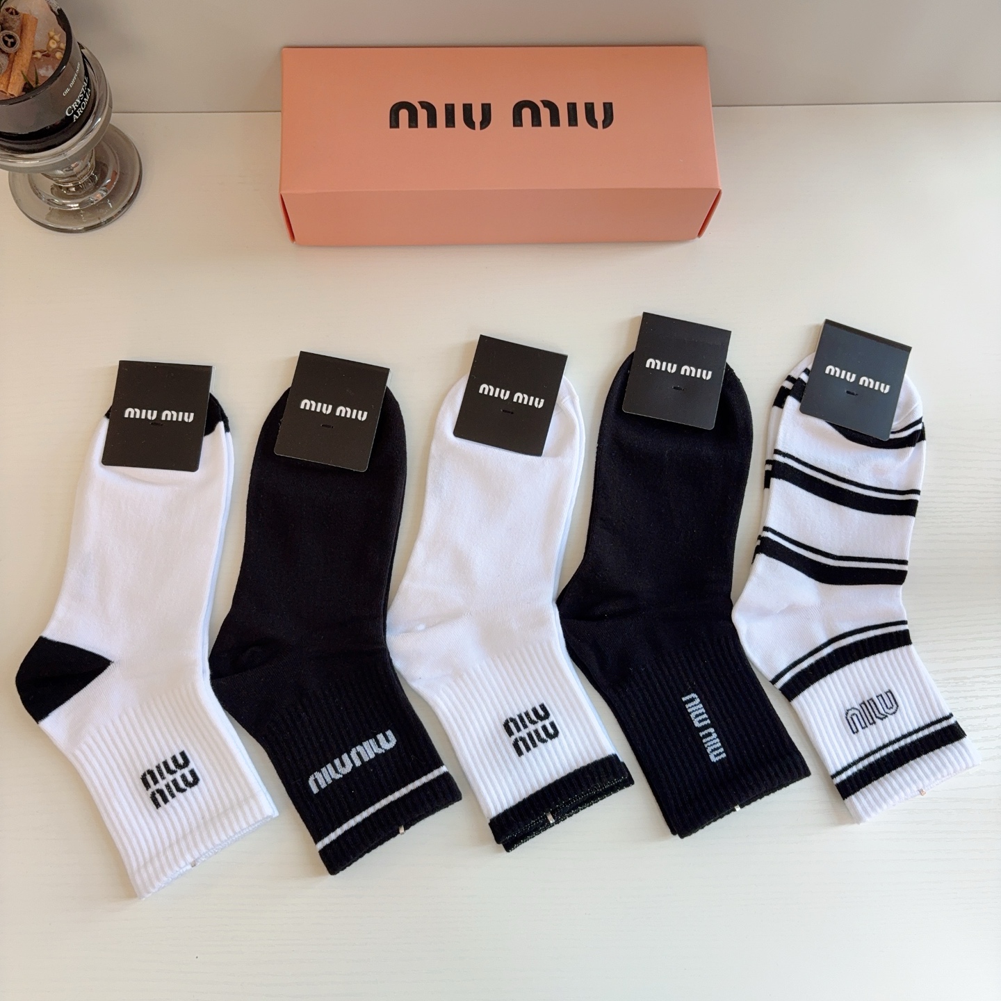 配包装（一盒5双）  miumiu （缪缪）新款中筒男款袜子，纯棉面料，潮人必备 ，经典字母 个性时尚百搭款，你值得拥有