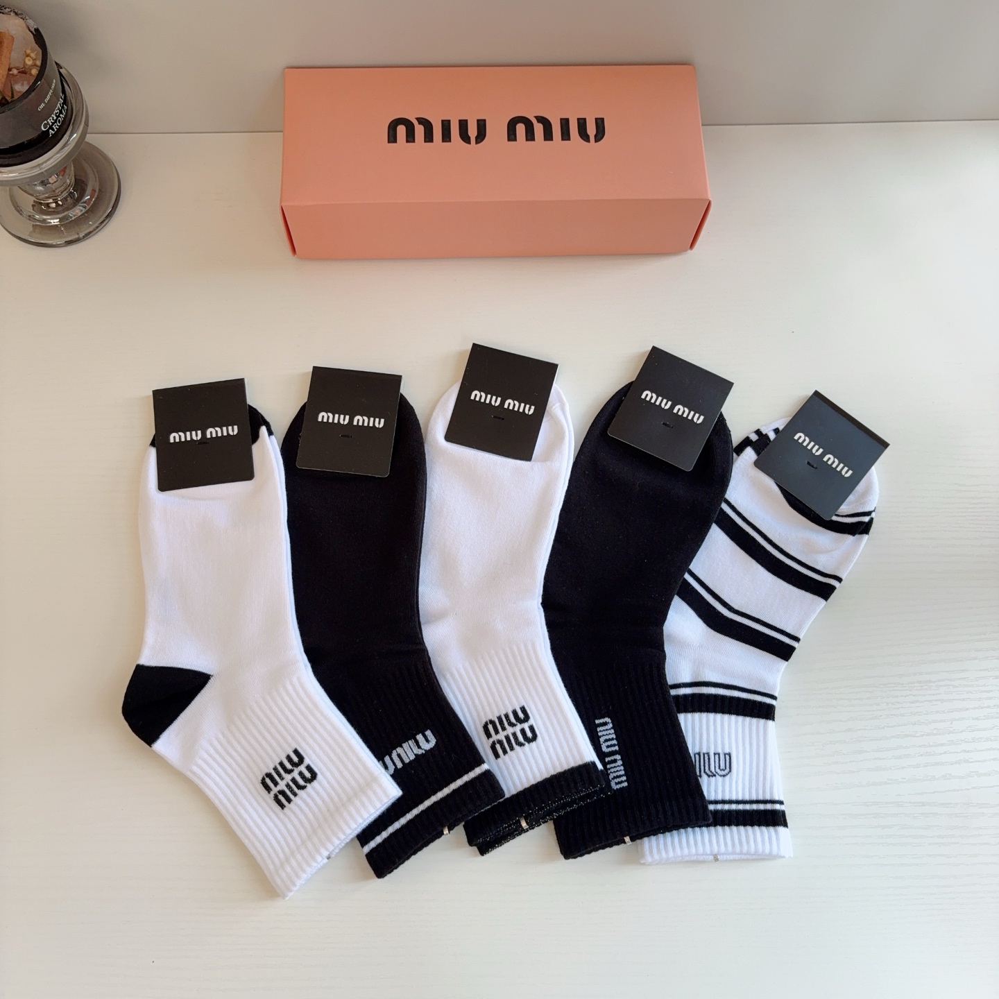 配包装（一盒5双）  miumiu （缪缪）新款中筒男款袜子，纯棉面料，潮人必备 ，经典字母 个性时尚百搭款，你值得拥有