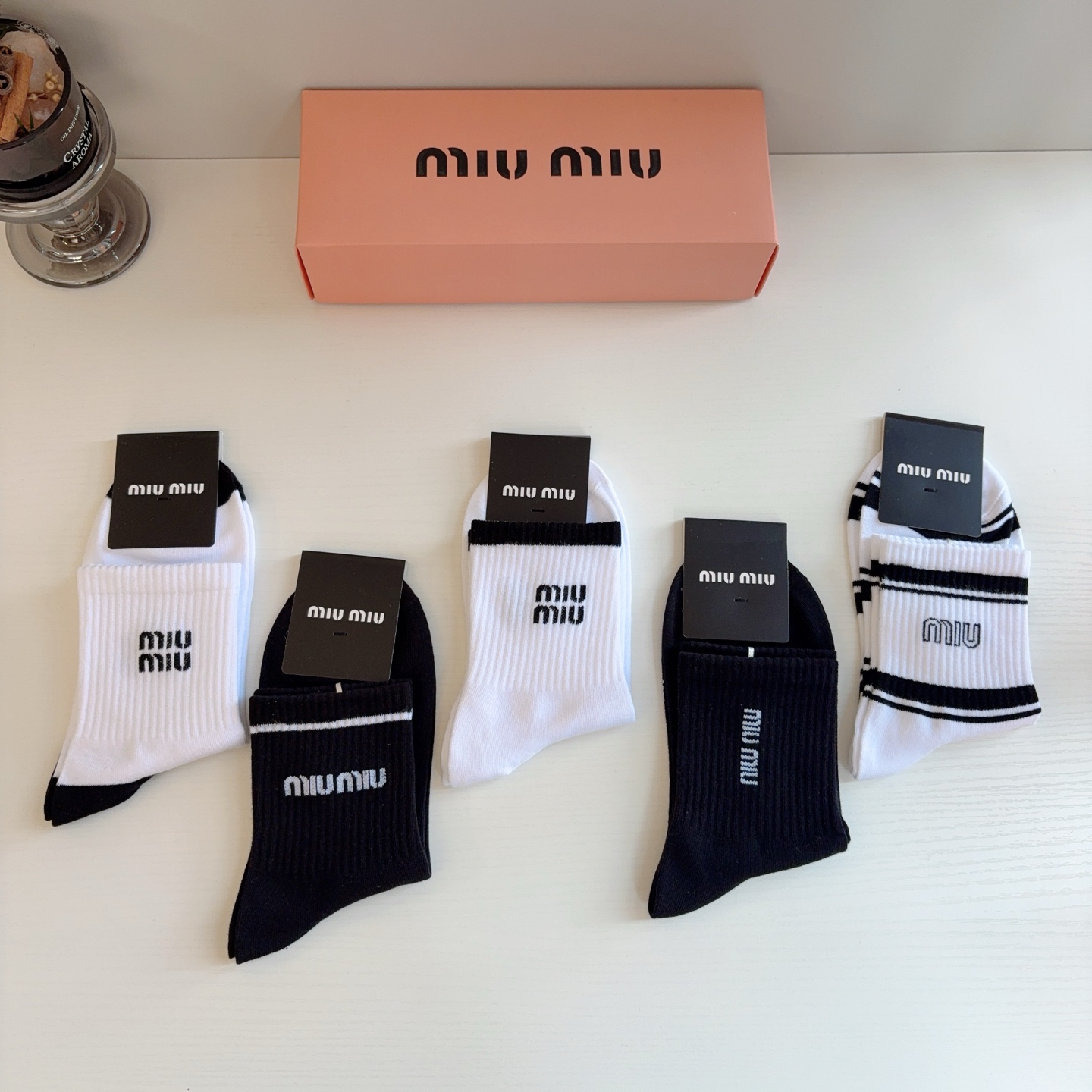 配包装（一盒5双）  miumiu （缪缪）新款中筒男款袜子，纯棉面料，潮人必备 ，经典字母 个性时尚百搭款，你值得拥有