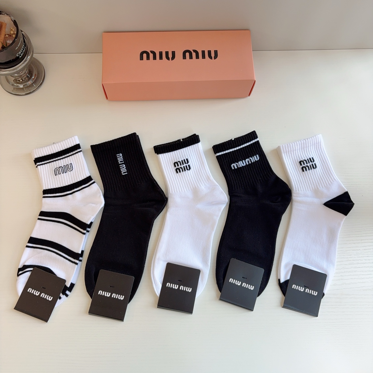 配包装（一盒5双）  miumiu （缪缪）新款中筒男款袜子，纯棉面料，潮人必备 ，经典字母 个性时尚百搭款，你值得拥有