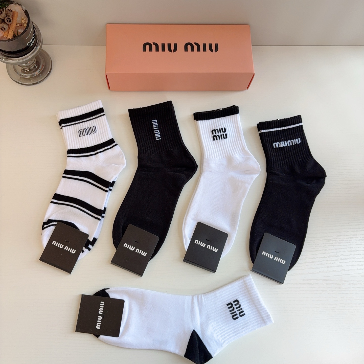 配包装（一盒5双）  miumiu （缪缪）新款中筒男款袜子，纯棉面料，潮人必备 ，经典字母 个性时尚百搭款，你值得拥有
