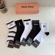 配包装(一盒5双) miumiu (缪缪)新款中筒男款袜子,纯棉面料,潮人必备 ,经典字母 个性时尚百搭款,你值得拥有 配包装(一盒5双) miumiu (缪缪)新款中筒男款袜子,纯棉面料,潮人必备 ,经典字母 个性时尚百搭款,你值得拥有