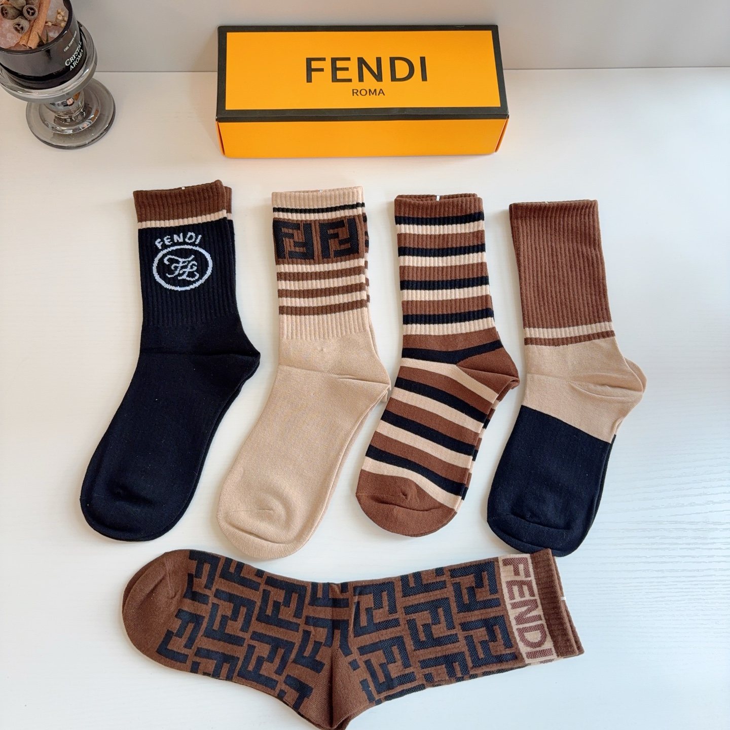 配包装【一盒5双】 FENDI芬迪～经典双F长筒袜子！