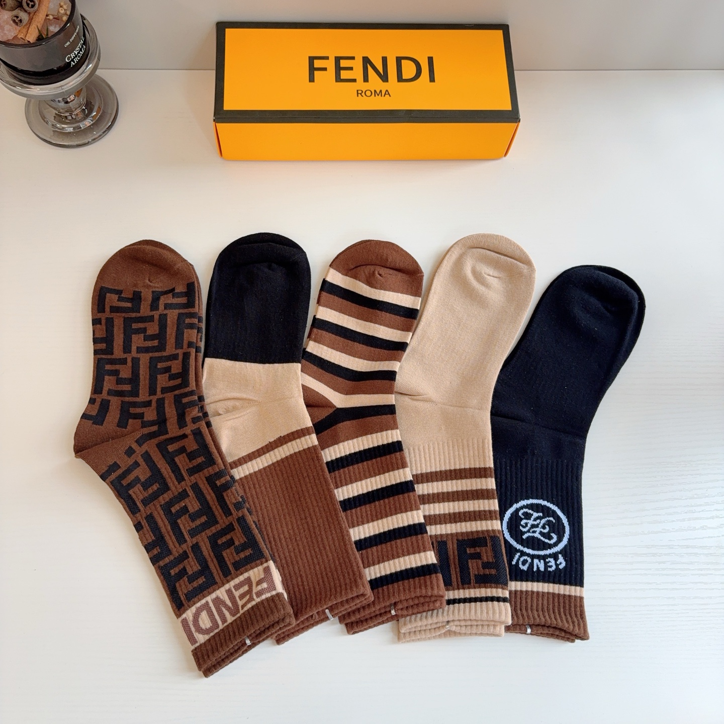 配包装【一盒5双】 FENDI芬迪～经典双F长筒袜子！